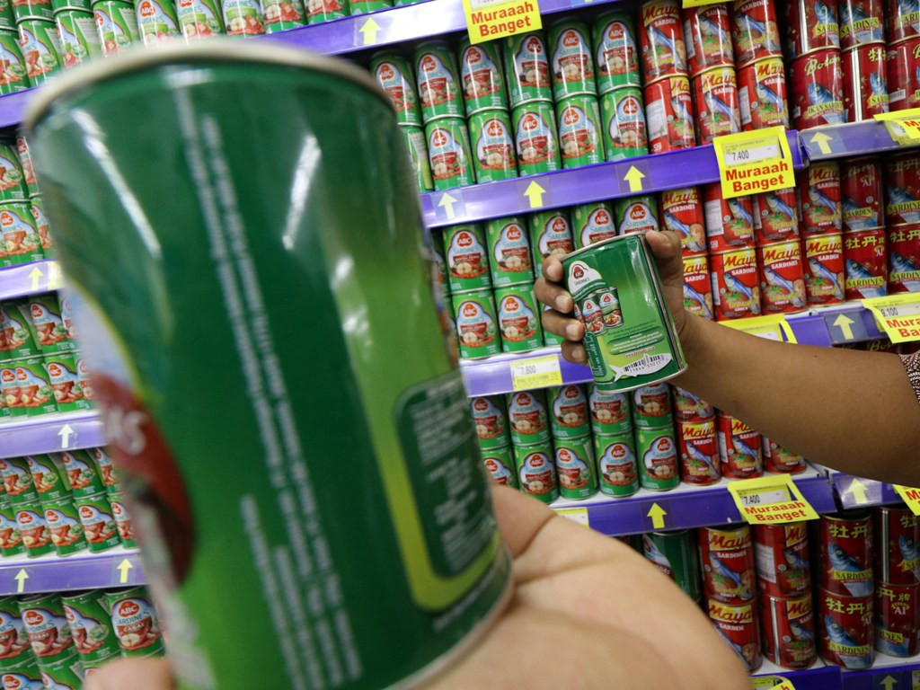 TPID merazia ikan kaleng mengandung cacing di salah satu pusat perbelanjaan di Kota Kediri, Jawa Timur, Kamis (29/3). (Foto: Antara/Prasetia Fauzani).