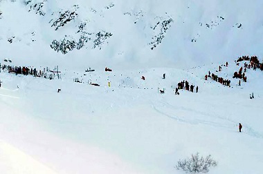 Tiga Orang Tewas Terkena Salju Longsor di Alpen Swiss