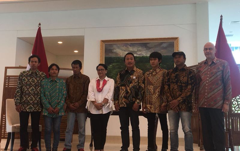 Menlu Retno Marsudi di antara ABK WNI yang dibebaskan dari penyanderaan di Bengazhi, Libya (Foto: Sonya Michaella).