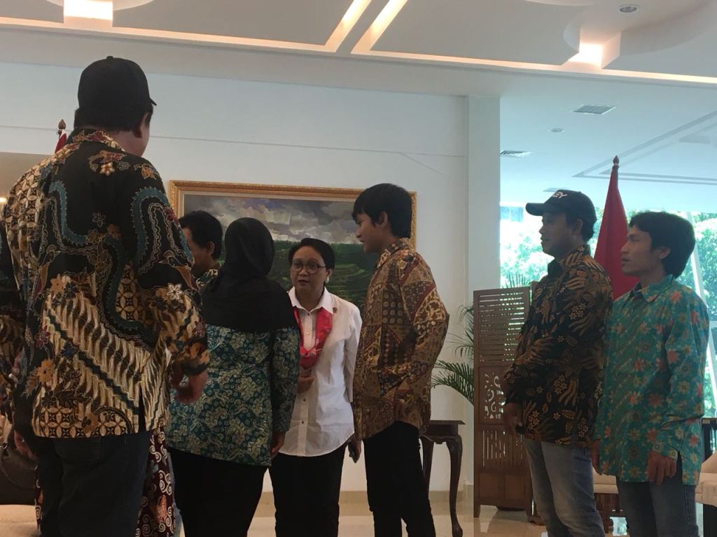 Menlu Retno Marsudi bersama ABK WNI yang dibebaskan dari Benghazi, Libya (Foto: Sonya Michaella).