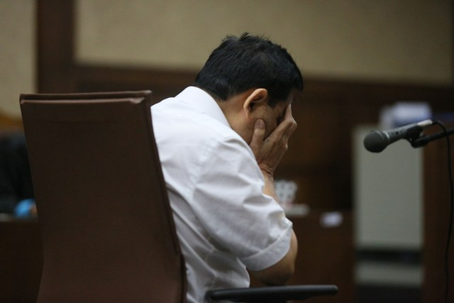 Novanto Paksa Perawat Pasang Perban