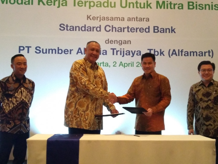 Buka Akses Perbankan untuk UMKM, Alfamart Gandeng Standard Chartered