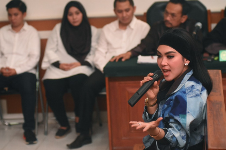 Syahrini Berbalut Belasan Miliar Saat Bersaksi di PN Depok