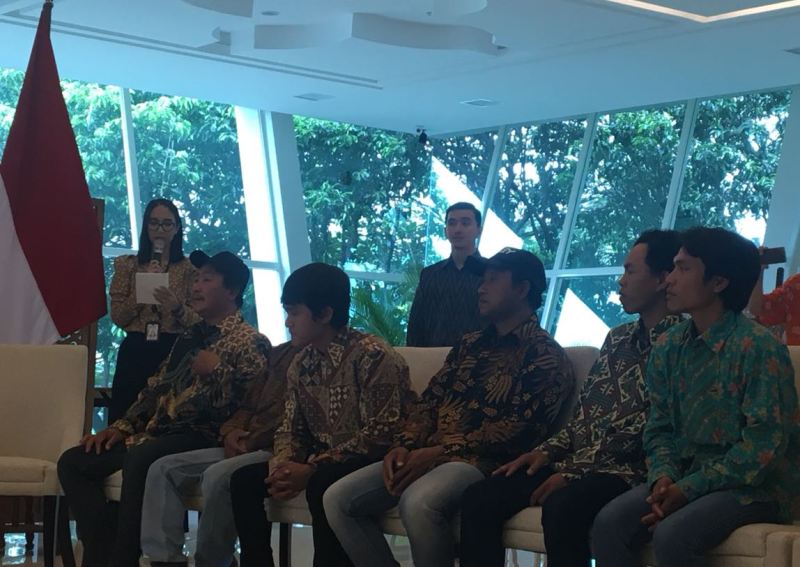 Enam ABK WNI yang berhasil dibebaskan dari penyanderaan di Libya (Foto: Sonya Michaella).