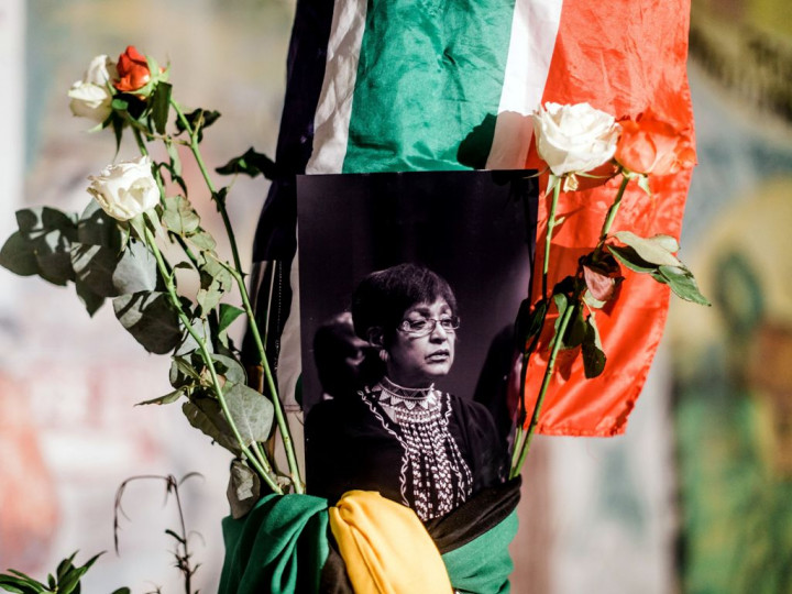 Janda Nelson Mandela Tutup Usia