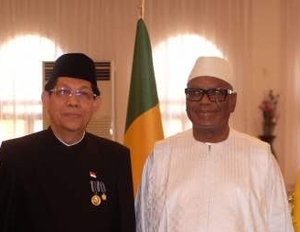 Dubes RI untuk Senegal merangkap Mali, Mansyur Pangeran (kiri) dengan Presiden Mali. (Dok. KBRI Dakar)