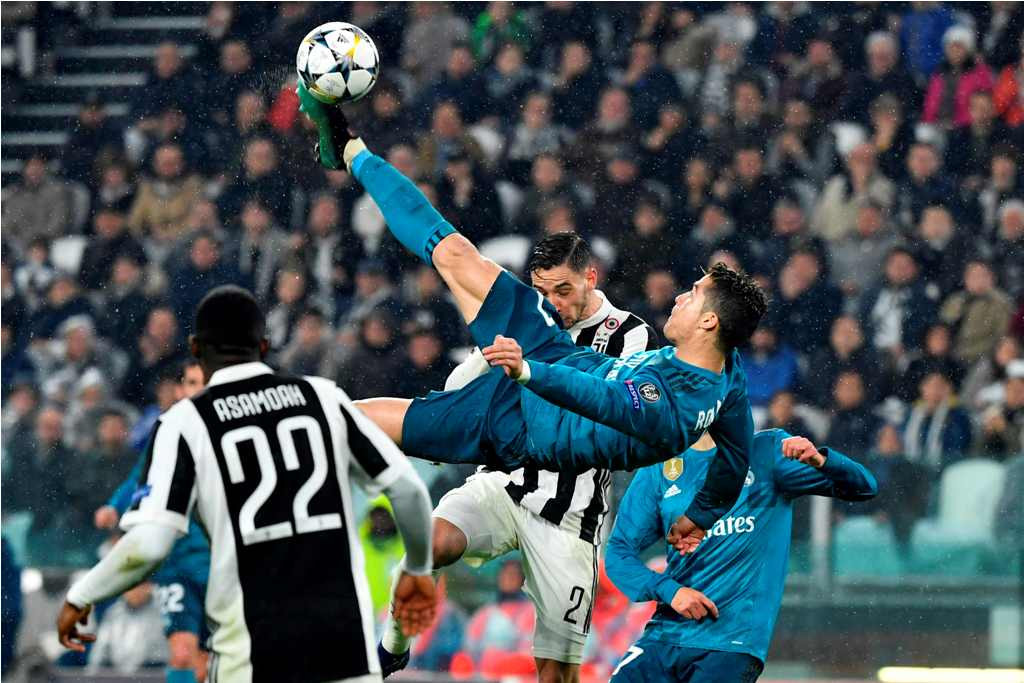 Proses gol tendangan salto Cristiano Ronaldo ke gawang Juventus (AFP PHOTO / Alberto PIZZOLI)