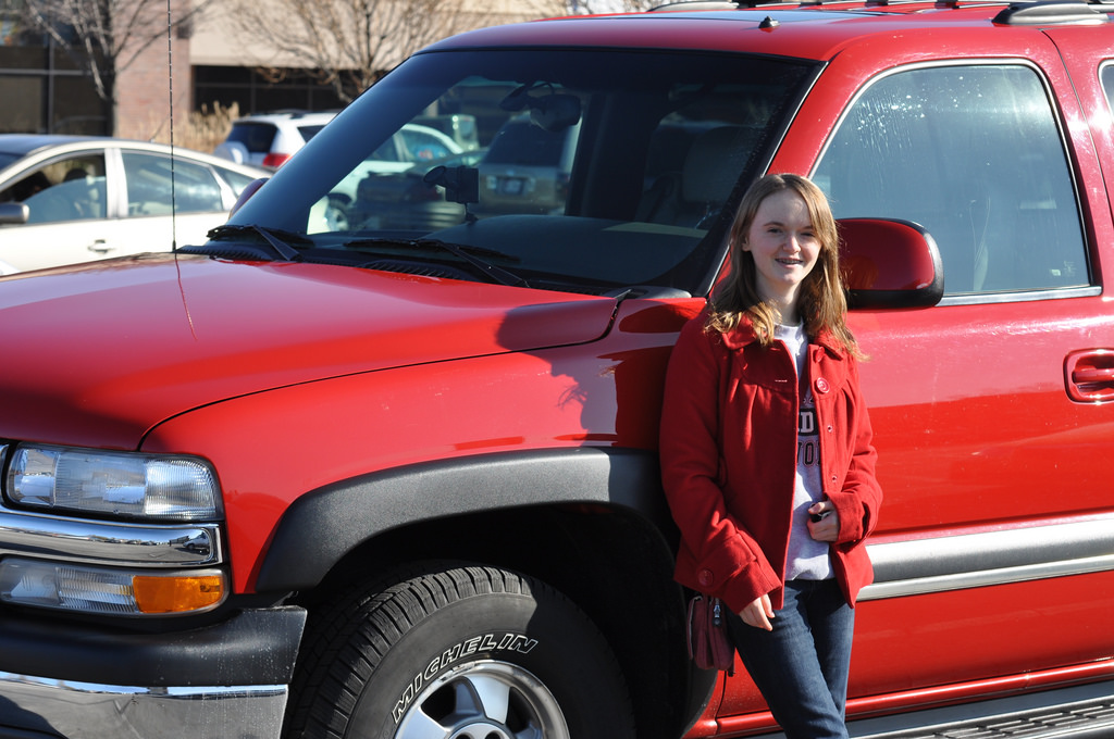 Atur ketinggian posisi duduk saat membawa mobil berdimensi gambot. Flickr