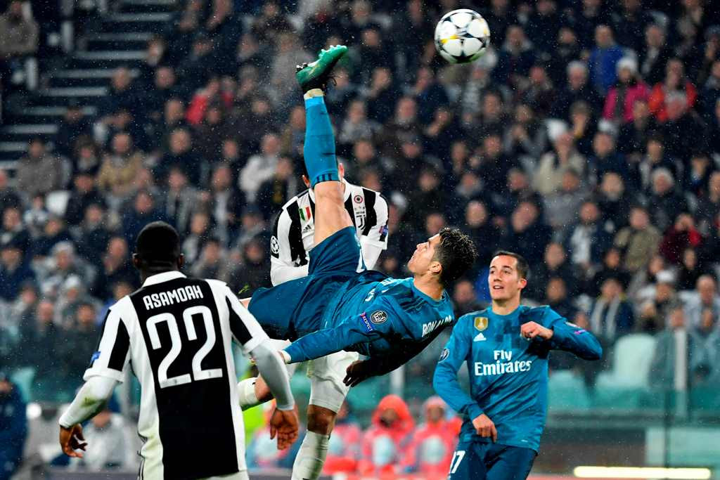 Aksi Cristiano Ronaldo saat melakukan tendangan salto ke gawang Juventus. (Foto: AFP/Alberto Pizzoli)