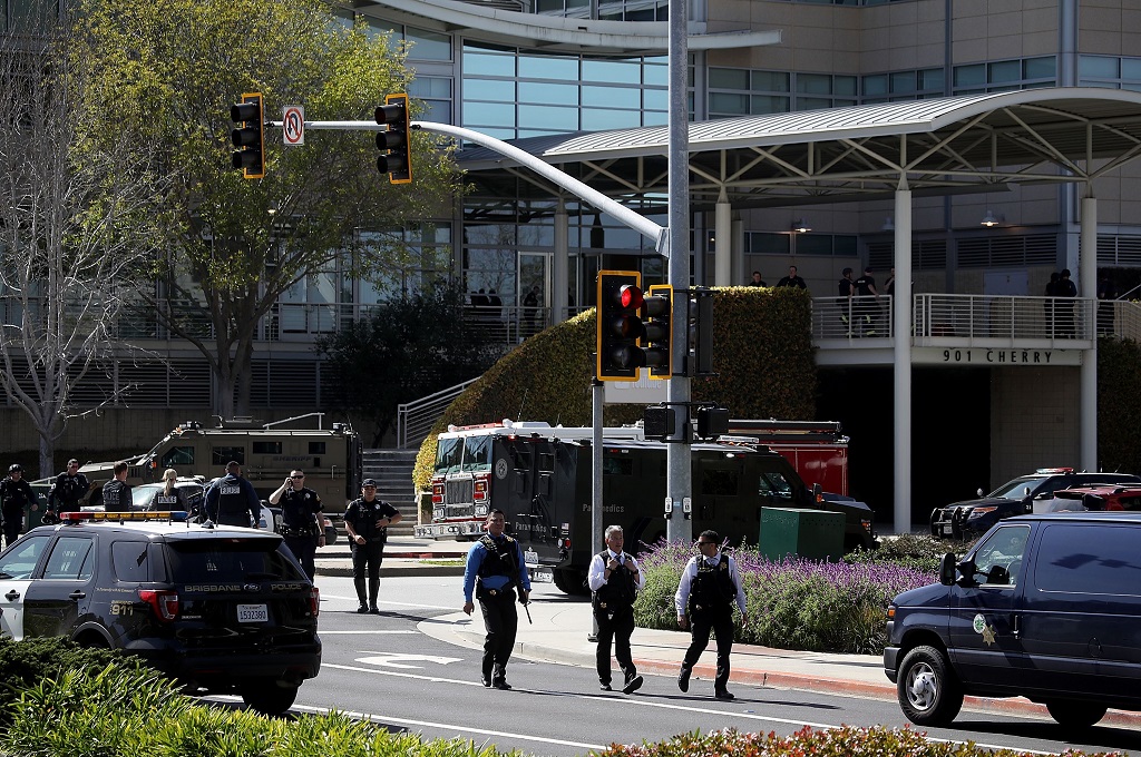 Police walk outside of the YouTube headquarters on April 3, 2018 in San Bruno, California. Police are investigating an active shooter incident at YouTube headquarters that has left at least one person dead and several wounded. (Photo: AFP/Getty/JUSTIN SUL