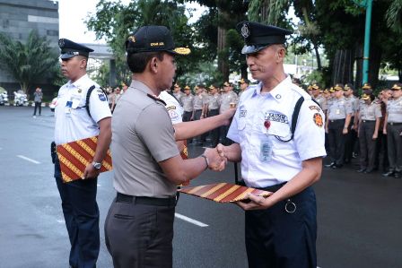 Satpam Penangkap Tersangka <i>Skimming</i> Diganjar Penghargaan