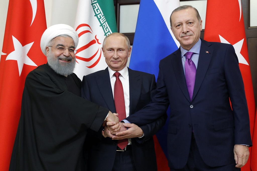 Presiden Iran Hassan Rouhani (kiri), Presiden Rusia Vladimir Putin (tengah) dan Presiden Turki Recep Tayyip Erdogan di kota Sochi, 22 November 2017. (Foto: AFP/Sputnik/MIKHAIL METZEL)