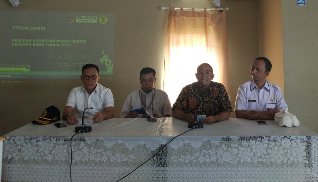 Direktur Komersil dan Pengembangan Usaha Perum Damri Tatan Rustandi (kedua dari kanan). (FOTO: Medcom.id/Annisa Ayu)