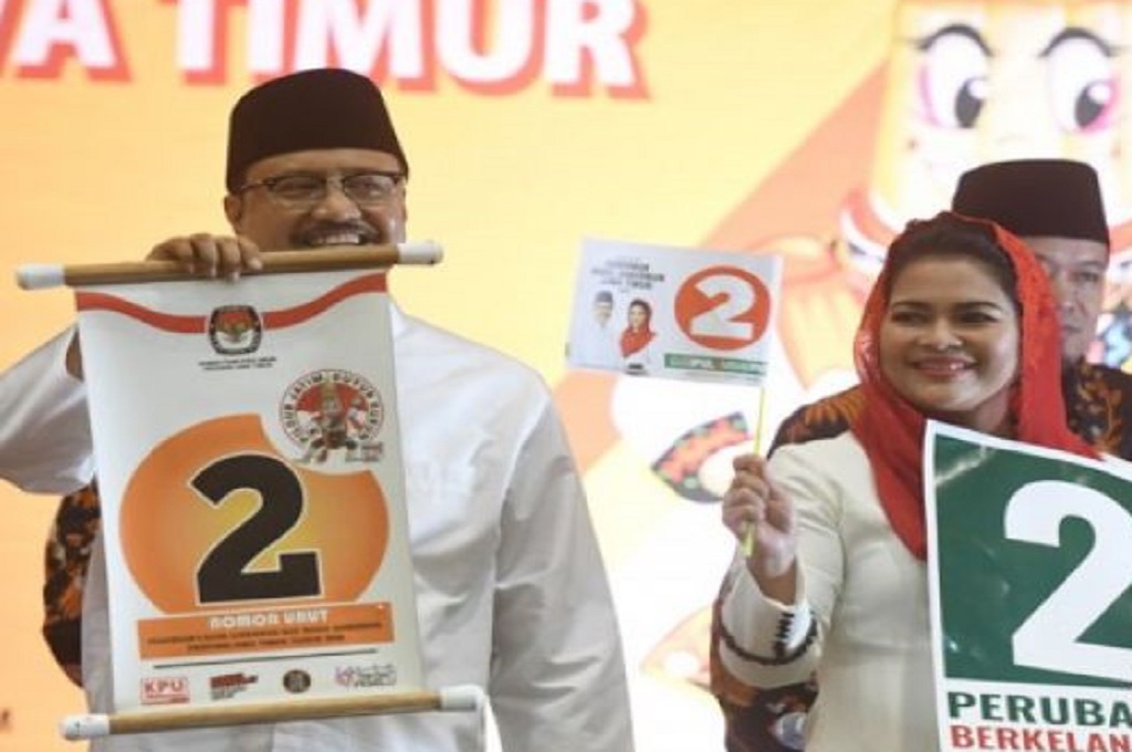 Pasangan cagub Gus Ipul dan cawagub Puti Soekarno menunjukkan nomor urut 2 dalam rapat pleno KPU Jatim, Ant - Zabur Karuru
