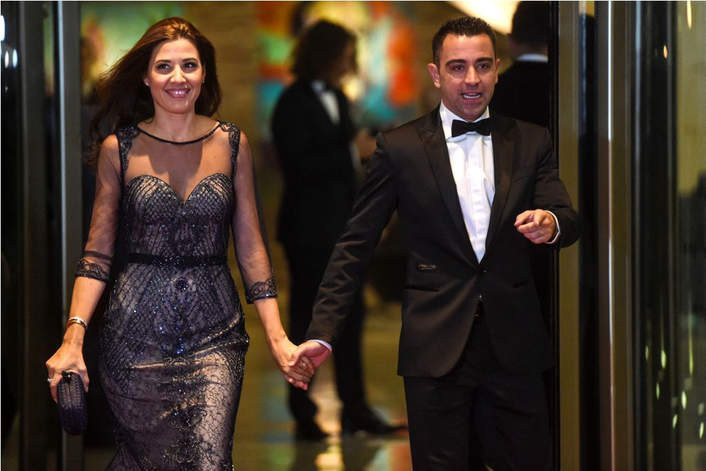 Xavi Hernandez (kanan) bersama istrinya. (Foto: AFP PHOTO / EITAN ABRAMOVICH)