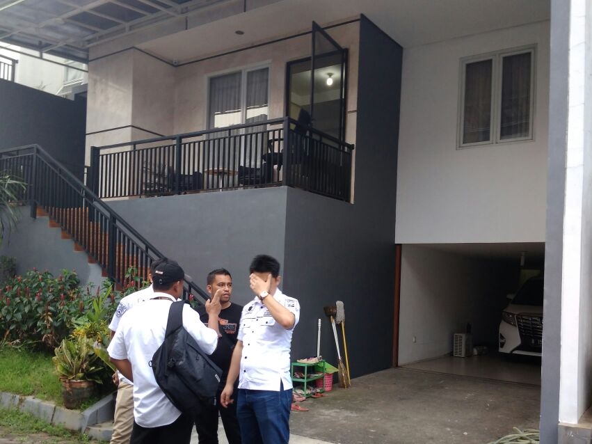 Petugas datangi rumah milik bos ABU Tours di Perumahan Kartika Residence Blok A nomor 7, Kelurahan Cinere, Kota Depok, Jawa Barat. Foto: Medcom.id/Rizky Dewantara