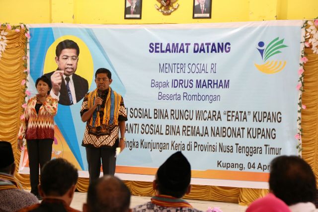 Menteri Sosial Idrus Marham saat mengunjungi Panti Rehabilitasi Tuna Rungu Wicara (PRTRW) Effata Kupang, Rabu, 4 April 2018.  