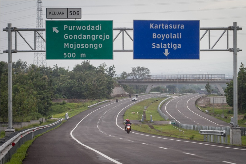 Pengendara melintas di ruas jalur Tol Solo-Ngawi, Wonorejo, Karanganyar, Jawa Tengah, Sabtu (31/3). Antara