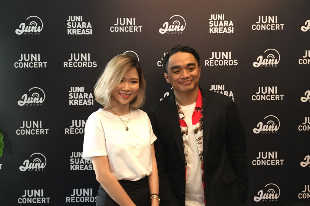 Monica Karina dan Dipha Barus dalam peluncuran singel Money Honey di kantor Juni Records, Jakarta Selatan, Rabu, 4 April 2018 (Foto: DY))