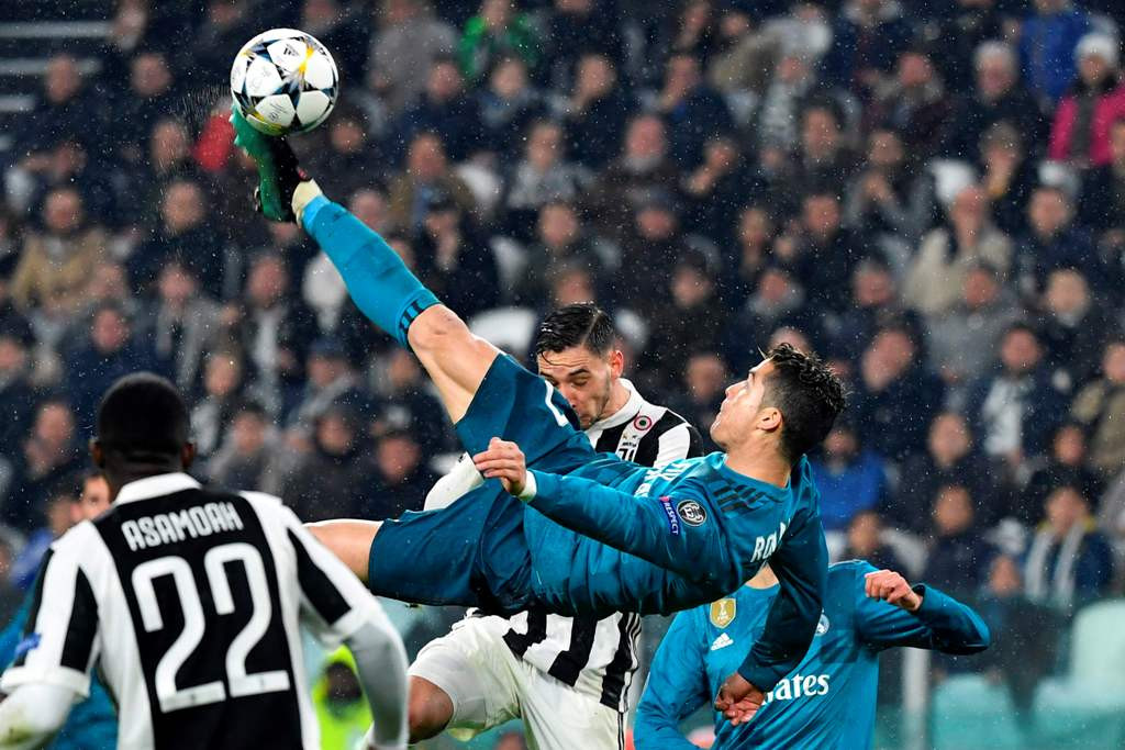 Aksi Ronaldo saat mencetak gol salto ke gawang Juventus (Foto: AFP PHOTO / Alberto PIZZOLI)