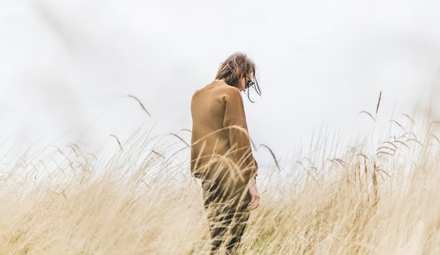 National Society for the Prevention of Cruelty to Children (NSPCC) menyebut tanda-tanda seperti depresi, menangis, motivasi rendah bisa menjadi tanda-tanda emosional yang bisa membahayakan diri. (Foto: Matthew Henry/Unsplash.com)