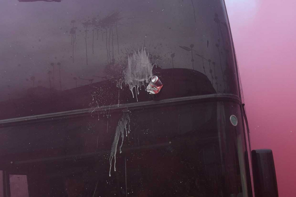 Bus Rombongan Pemain City Diserang Fan The Red