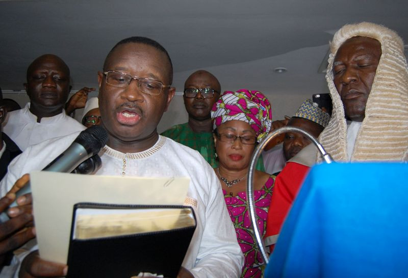 Julius Madaa Bio (kiri) diambil sumpah sebagai Presiden Sierra Leone (Foto: AFP).