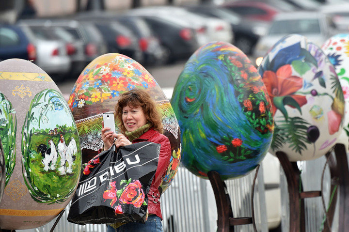 Warna-warni Telur dan Kelinci Raksasa Ramaikan Paskah di Ukraina
