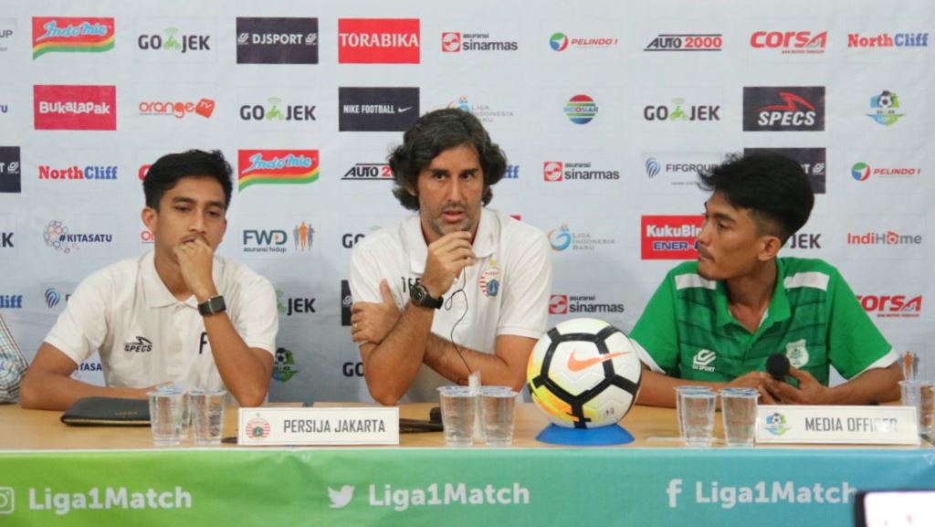 Pelatih Persija Jakarta Stefano Cugurra (tengah) dan penggawa Persija Fitra Ridwan (kiri) (Dok. Media Persija)