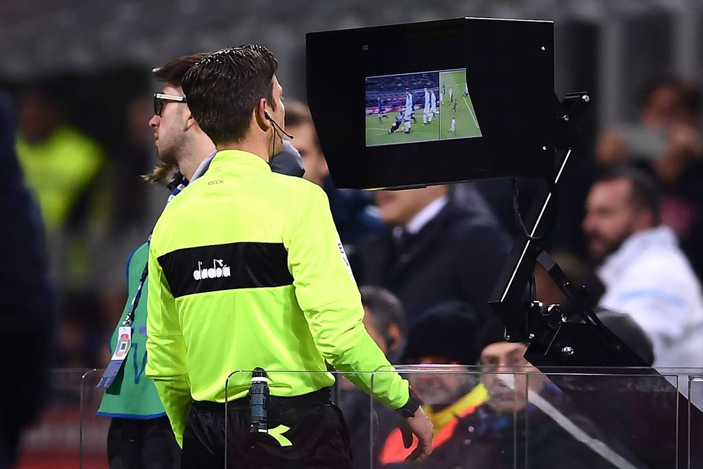 Wasit Serie-A sedang menggunakan VAR pada laga Inter Milan kontra Lazio akhir 2017 lalu (AFP PHOTO / MARCO BERTORELLO)