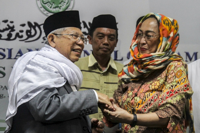 etua Umum Majelis Ulama Indonesia (MUI) KH Ma'ruf Amin (kiri) berjabat tangan dengan Sukmawati Soekarnoputri (kanan) usai melakukan pertemuan tertutup di Kantor MUI, Jakarta, Kamis (5/4). Foto: Antara/ Budi