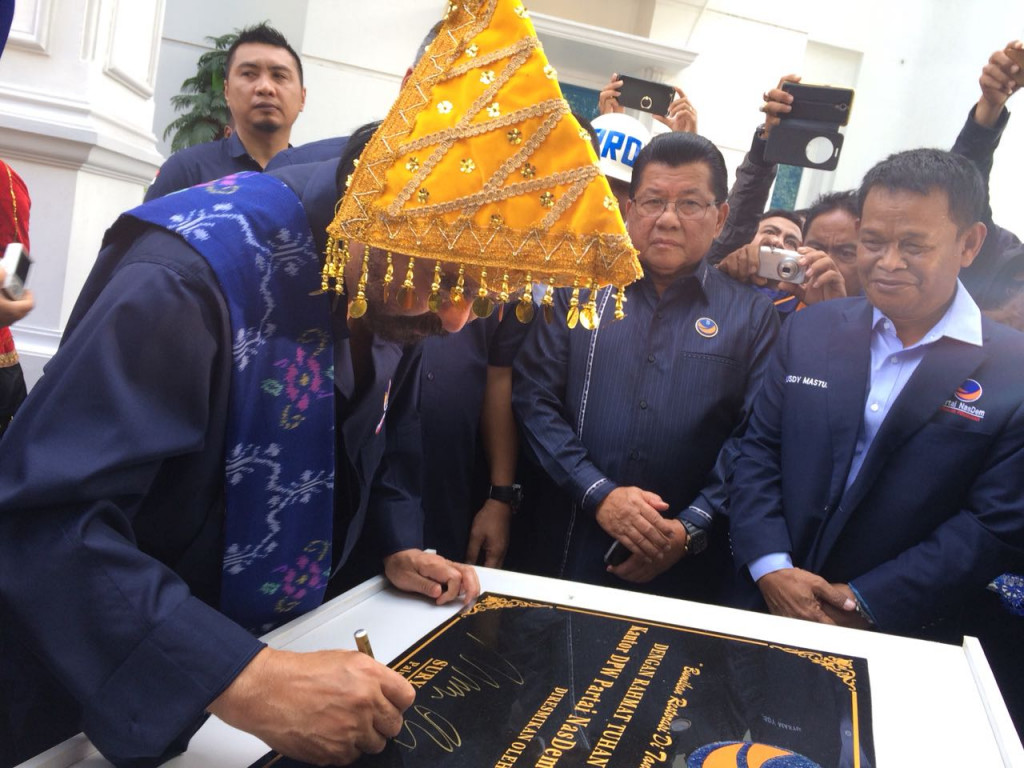 Ketua Umum Partai NasDem Surya Paloh meresmikan kantor DPW NasDem Sulawesi Tengah--Medcom.id/Arga Sumantri