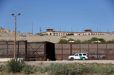 Texas dan Arizona Kerahkan Pasukan ke Perbatasan Meksiko