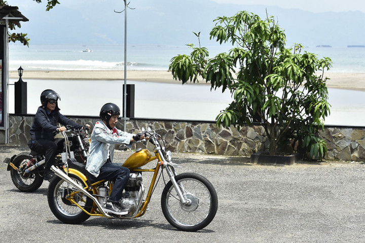 Gaya Jokowi Naik Chopper di Sukabumi