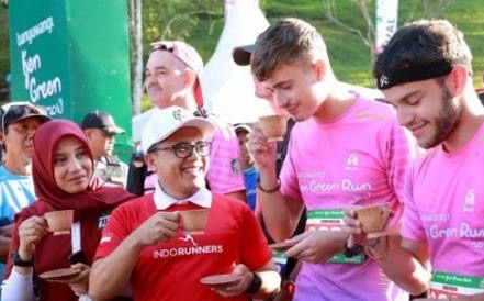 Minum Air Legen Tandai Start Banyuwangi Ijen Green Run