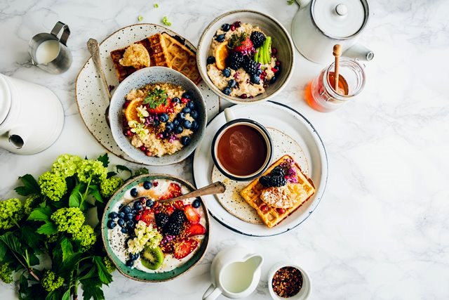 Data Survei Diet dan Gizi Nasional (NDNS), menunjukkan bahwa asupan serat masih kurang di mana rata-rata orang hanya mengonsumsi 12 gram per hari. (Foto: Brooke Lark/Unsplash.com)
