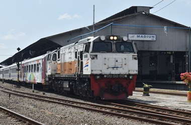 Perjalanan Kereta Terlambat hingga 9 Jam