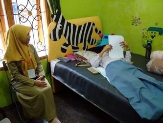 Lumpuh, Siswi Berprestasi Nasional Jalani UN di Rumah