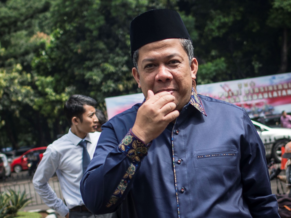 Wakil Ketua DPR Fahri Hamzah (kanan) tiba untuk menjalani pemeriksaan di Direktorat Reserse Kriminal Khusus (Dit Reskrimsus), Polda Metro Jaya (PMJ), Jakarta, Senin (19/3). (Foto: Antara/Aprillio Akbar).