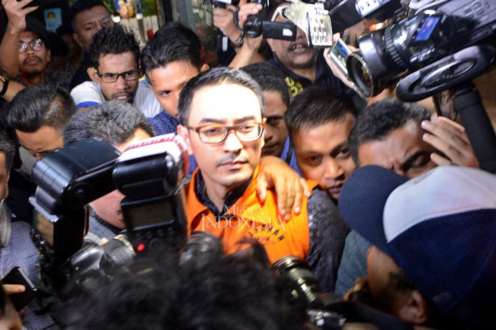 Zumi Zola Ditahan KPK