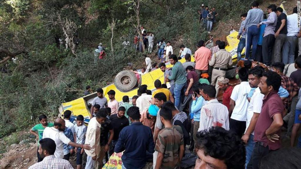 Bus sekolah yang terjun ke jurang di India. (Foto: CNN)