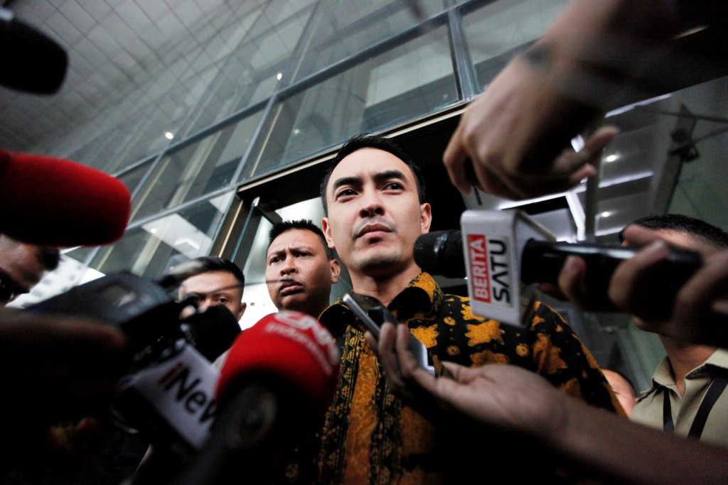 Gubernur Jambi Zumi Zola menjawab pertanyaan wartawan seusai menjalani pemeriksaan di Gedung KPK, Jakarta. Foto: MI/Rommy Pujianto.