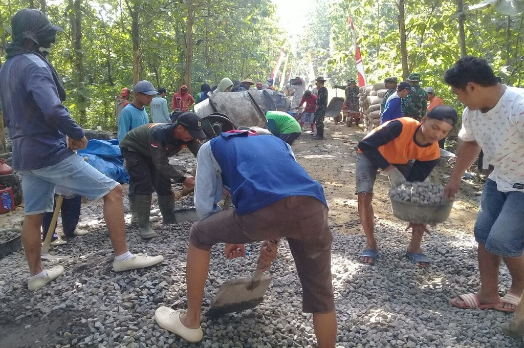 Warga dan prajurit membangun jalan antardesa di Pati, dok: istimewa