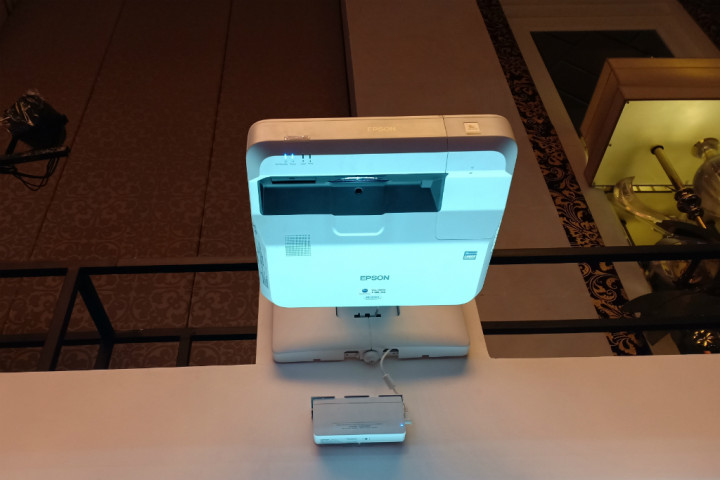 Proyektor Terbaru Epson Bisa Coret Presentasi