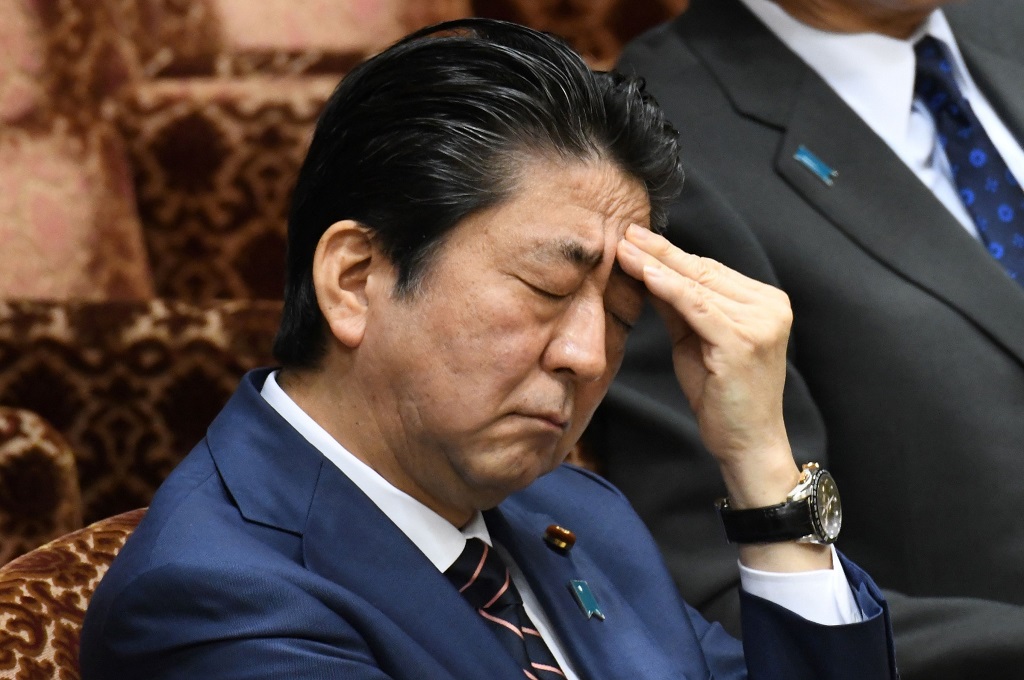 PM Jepang Shinzo Abe dalam sebuah sesi parlemen di Tokyo, 26 Maret 2018. (Foto: AFP/KAZUHIRO NOGI)