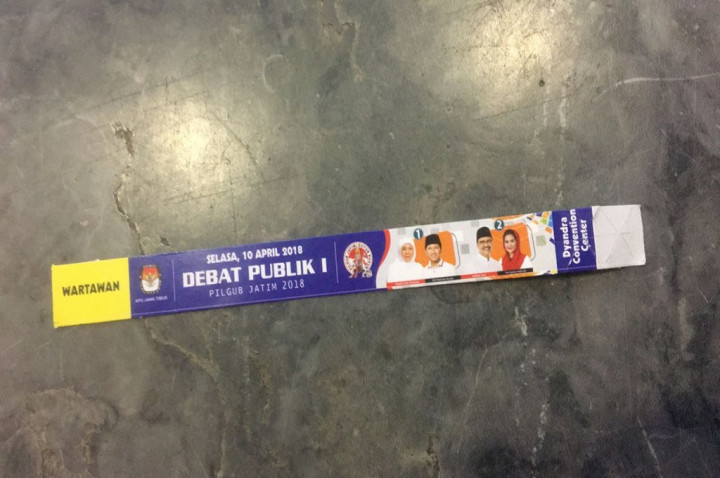 Gelang Biru-Kuning Tanda Masuk ke Lokasi Debat Pilgub Jatim