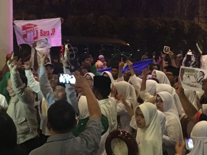 Simpatisan Adu Yel  di Luar 'Ring' Debat Pilgub Jatim