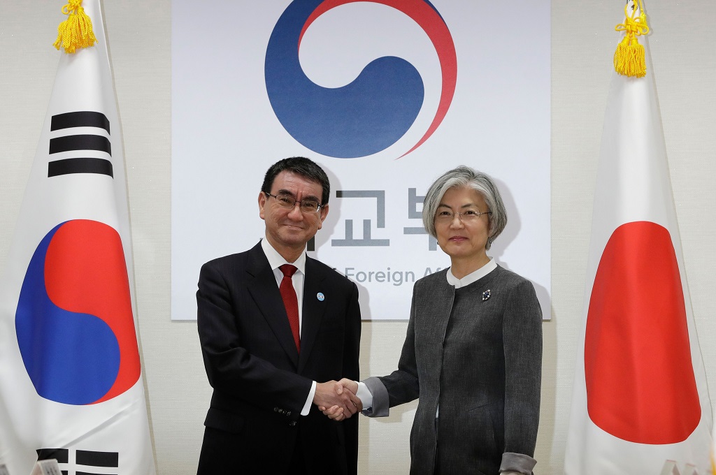 Menlu Jepang Taro Kono (kiri) berjabat.tangan dengan Menlu Korsel Kang Kyung-wha di Seoul, 11 April 2018 (Foto: AFP/POOL/LEE JIN-MAN)