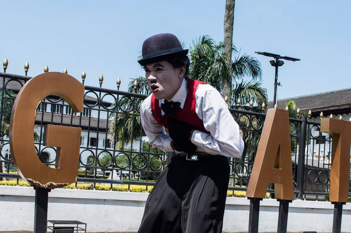 Seniman Gelar Aksi Simpatik untuk Korban Miras Oplosan