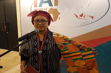 Menlu Retno Dihadiahi Kain dari Ghana